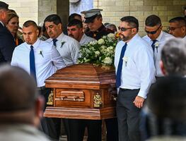 Dan último adiós a maestra asesinada en Uvalde y a su esposo