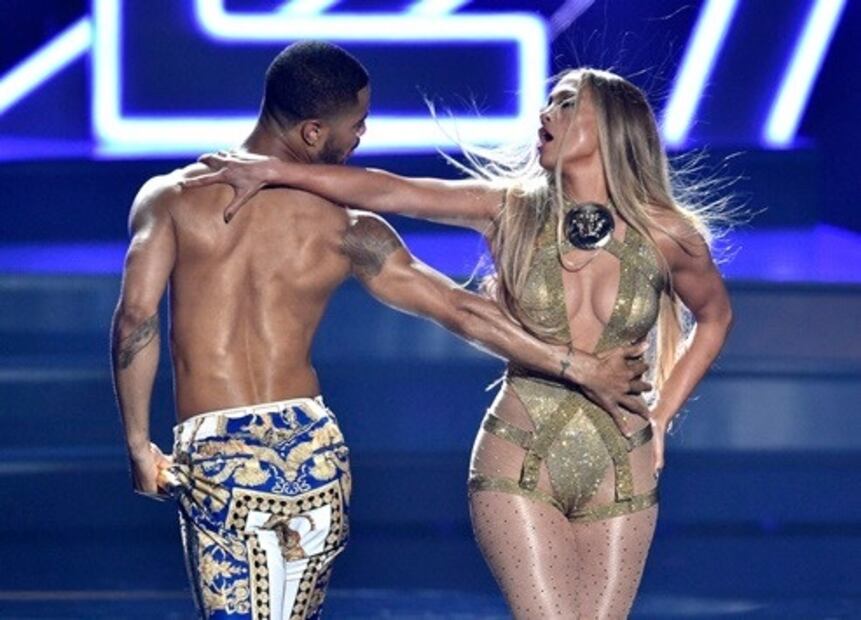 JLo se luce en sexy vestido de raja