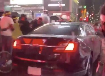 Video. Automovilista trata de arrollar a manifestantes en Times Square