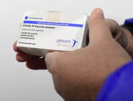 Piden en EU parar vacuna de Johnson & Johnson tras casos de coágulos