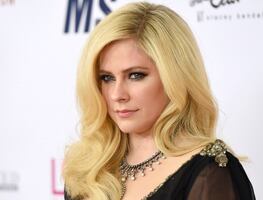 Avril Lavigne sorprende con bikini rojo en playa de Malibú