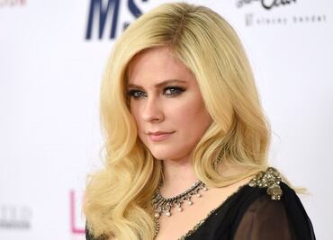 Avril Lavigne sorprende con bikini rojo en playa de Malibú