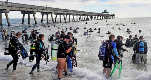 Buzos rompen récord mundial de limpieza en mar de Florida