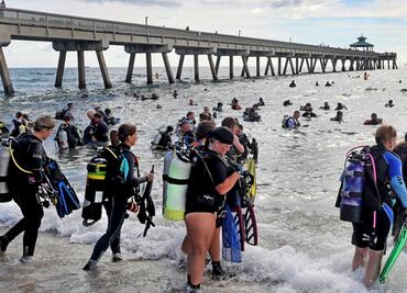 Buzos rompen récord mundial de limpieza en mar de Florida