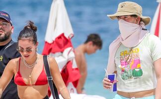 Bad Bunny y su novia, Gabriela Berlingeri, pasean por playas de Miami