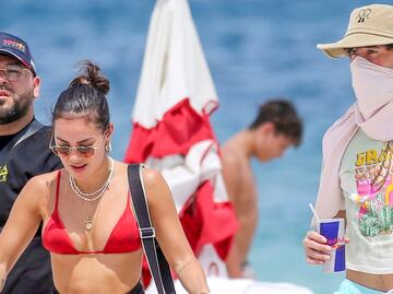 Bad Bunny y su novia, Gabriela Berlingeri, pasean por playas de Miami