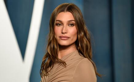 Hailey Bieber luce top transparente y deja a la vista su lencería