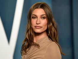 Hailey Bieber luce top transparente y deja a la vista su lencería