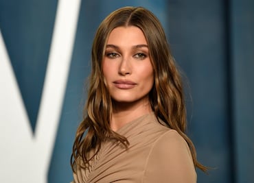 Hailey Bieber luce top transparente y deja a la vista su lencería