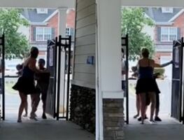 Video. Mujer agrede a niño afroamericano que quiso usar piscina pública