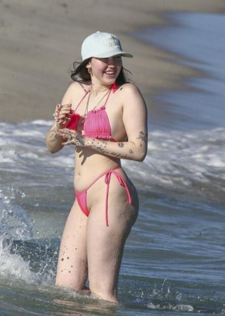 Hermana de Miley Cyrus presume bikini rosa en playa de Miami 