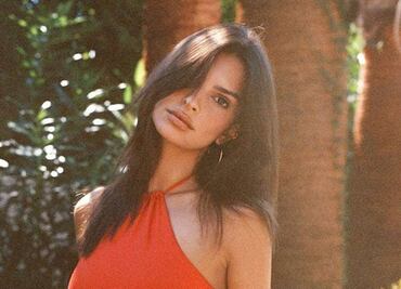 Emily Ratajkowsi presume silueta esbelta con bikini naranja