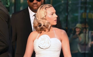 Al estilo Marilyn Monroe, Scarlett Johansson se luce con vestido blanco en estreno de ‘Asteroid City’