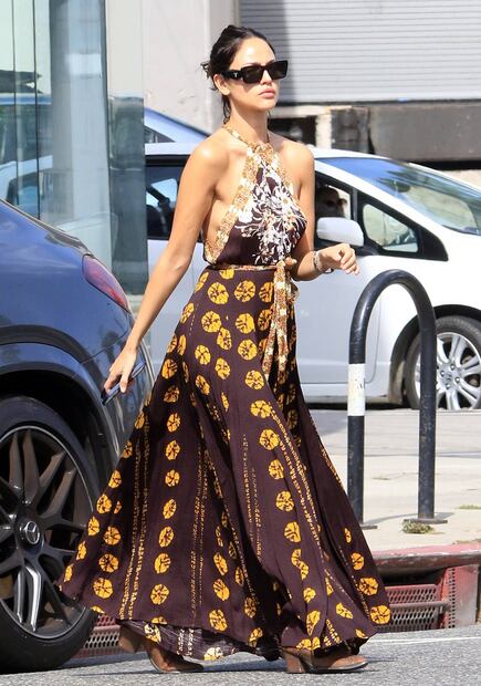Eiza González arrasa con vestido primaveral estilo braless en LA