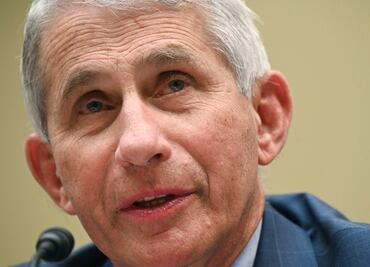 Anthony Fauci lamenta la suspensión temporal de las pruebas de las vacunas de AstraZeneca