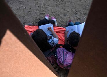 Padres de niñas guatemaltecas abandonadas en el desierto se entregan en EU