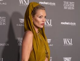 Kate Moss deja poco a la imaginación con vestido traslúcido en NY