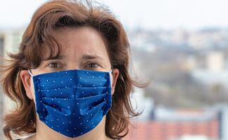 ¿Cómo hacer tu propio cubrebocas según los CDC? 