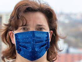 ¿Cómo hacer tu propio cubrebocas según los CDC?