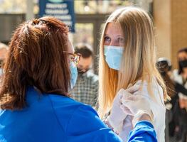 Inevitable que más niños acaben en el hospital por ómicron: Fauci