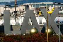 Arrestan en Aeropuerto Internacional de Los Ángeles a mujer iraní por tráfico de armas