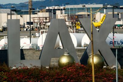Arrestan en Aeropuerto Internacional de Los Ángeles a mujer iraní por tráfico de armas