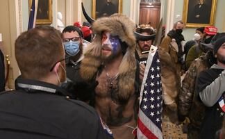 Miembro de Qanon, el hombre disfrazado de bisonte en el Senado