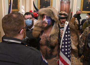 Miembro de Qanon, el hombre disfrazado de bisonte en el Senado