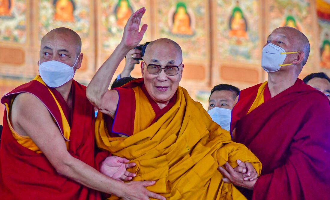 Dalái Lama se disculpa tras polémico video en donde le pide a un niño chuparle la lengua. (Photo by Sanjay KUMAR / AFP)