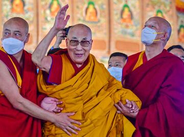 Dalái Lama se disculpa tras polémico video en donde le pide a un niño chuparle la lengua