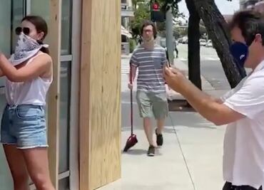 Posa para foto antes de protesta y después sube a auto de lujo