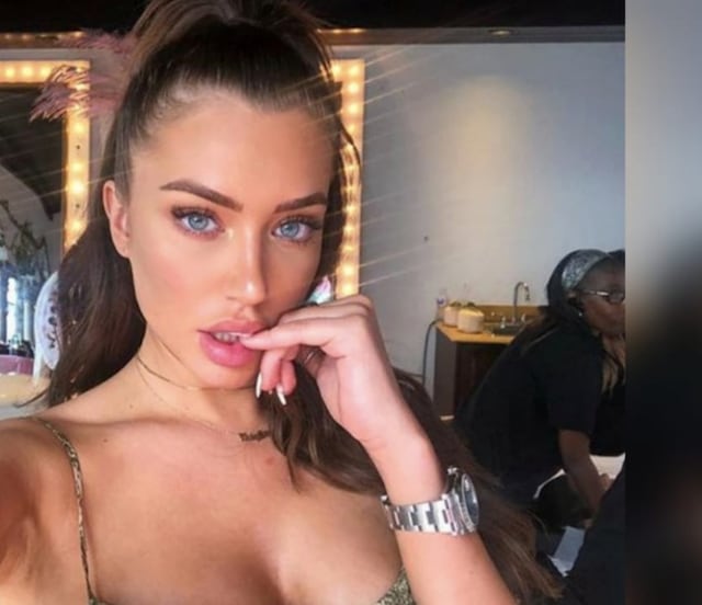 Anastasia Karanikolaou se olvida de la lencería para posar en sesión de Instagram