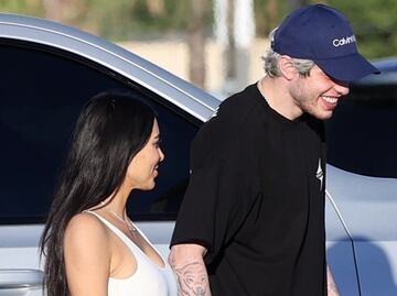 Kim Kardashian se luce en bodysuit braless durante cita con Pete Davidson