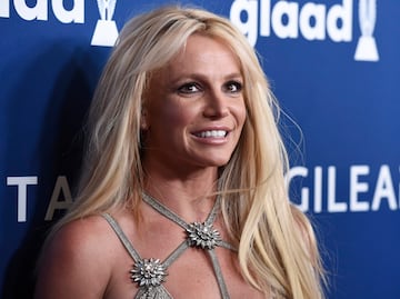 ¿Britney Spears al borde del abismo de nuevo? Es captada cubierta con una sábana en la calle