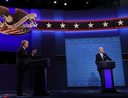 Joe Biden evita mirar a Trump durante el debate presidencial