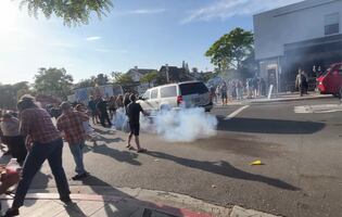 ICE lanza granadas de humo en restaurante lleno de familias; arrestan a mexicanos 