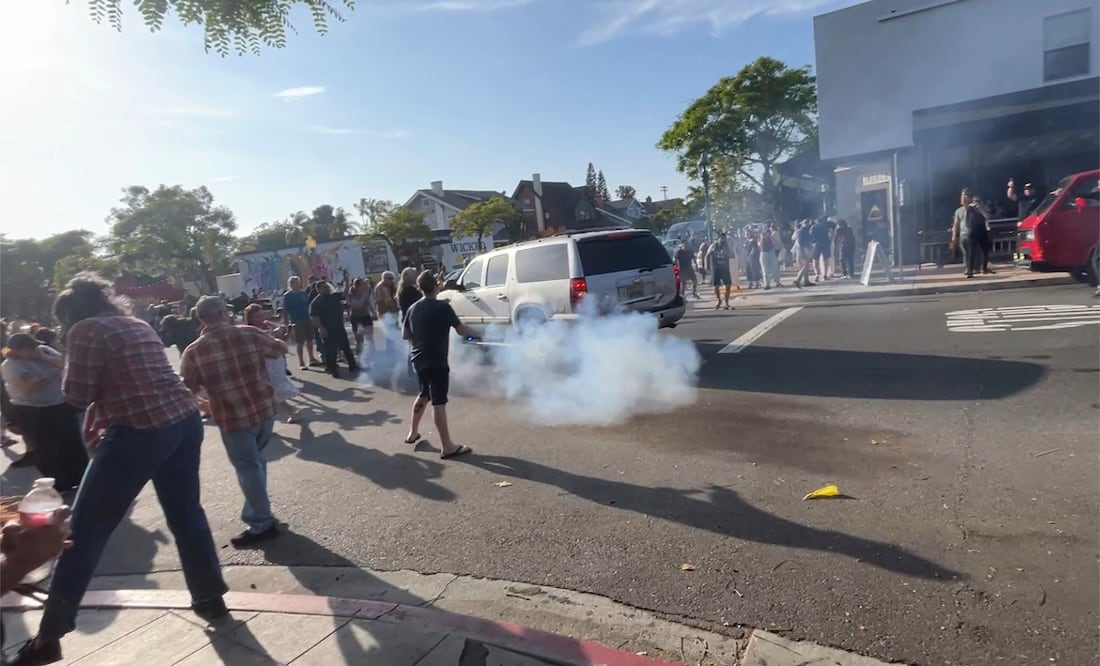 ICE lanza granadas de humo en restaurante lleno de familias; arrestan a mexicanos. Foto: AP