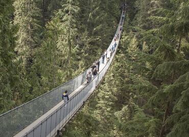 Recorre el puente colgante de Vancouver cubierto con luces navideñas