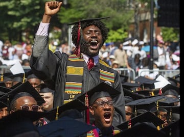 Millonario sorprende a graduados; asegura que les pagará su préstamos estudiantiles
