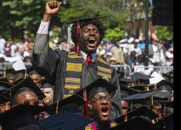 Millonario sorprende a graduados; asegura que les pagará su préstamos estudiantiles