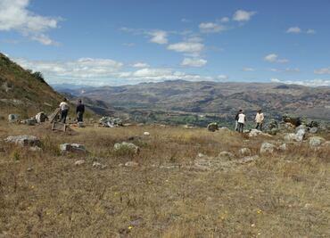 Descubren plaza megalítica de 5,000 años en Perú, contemporánea a Stonehenge y las Pirámides de Giza