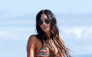 Megan Fox se une a tendencia y posa con blusa transparente