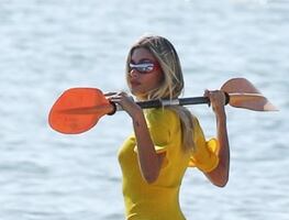 El bikini blanco con el que Hailey Bieber conquistó en lago de Idaho