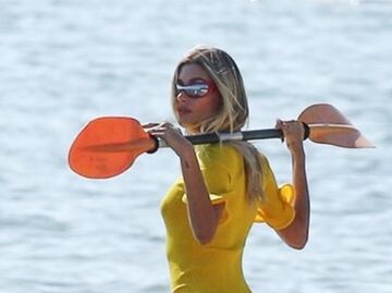 El bikini blanco con el que Hailey Bieber conquistó en lago de Idaho