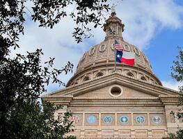 ¿Qué es la polémica ley HB4 que permitiría que policías de Texas expulsen a migrantes a México?