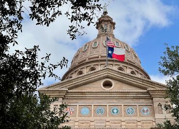 ¿Qué es la polémica ley HB4 que permitiría que policías de Texas expulsen a migrantes a México?