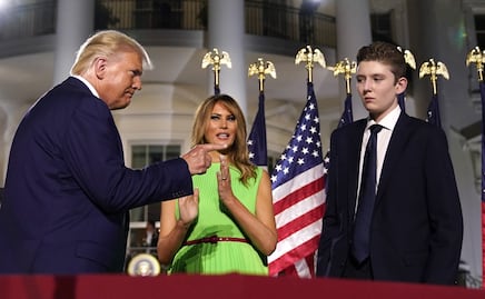 Sin Melania y con Barron completamente irreconocible, los Trump comparten foto navideña