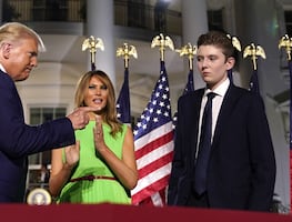 Sin Melania y con Barron completamente irreconocible, los Trump comparten foto navideña