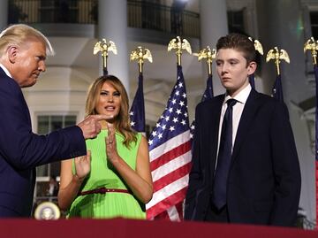 Sin Melania y con Barron completamente irreconocible, los Trump comparten foto navideña