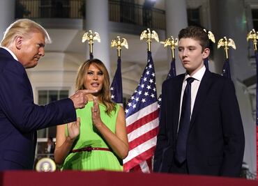 Sin Melania y con Barron completamente irreconocible, los Trump comparten foto navideña